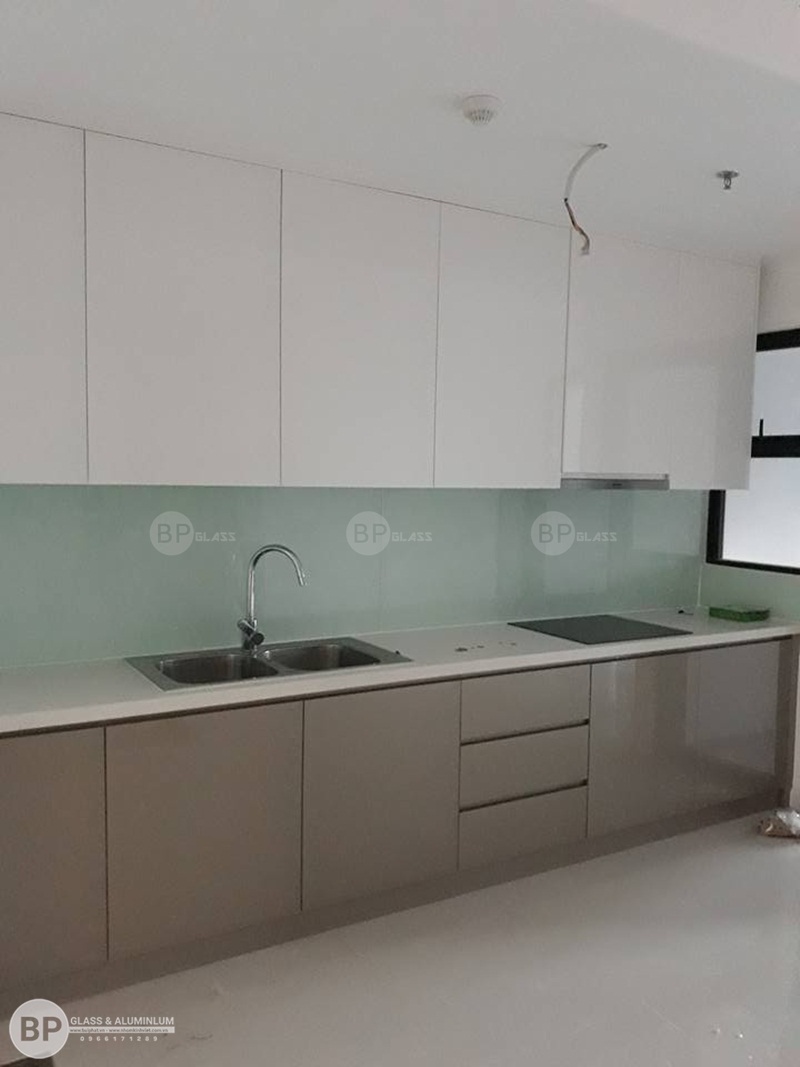Kính bếp màu trắng xanh nhà anh Sơn Quận 2, HCM